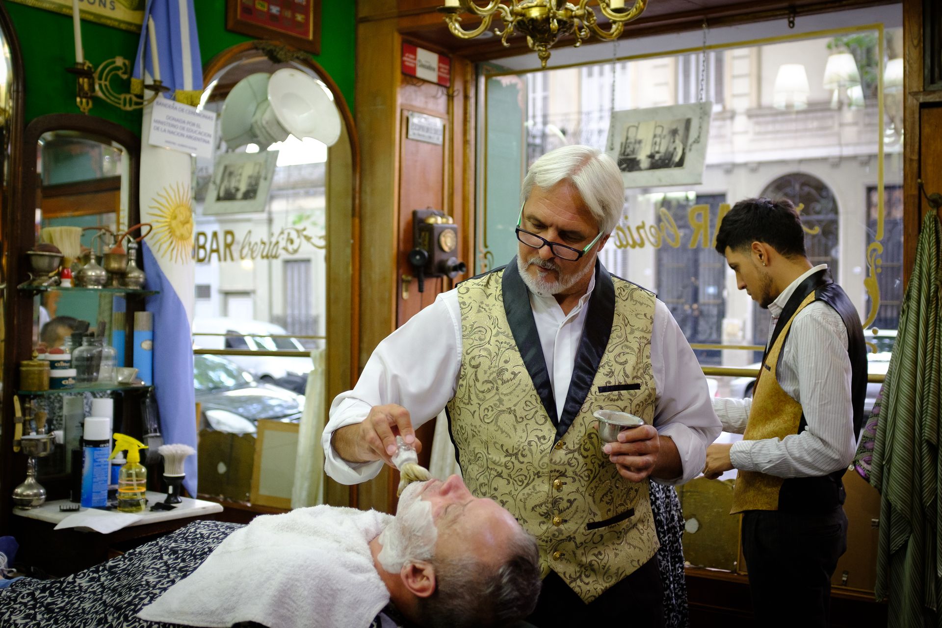 Barbero de Black & White Barber Club